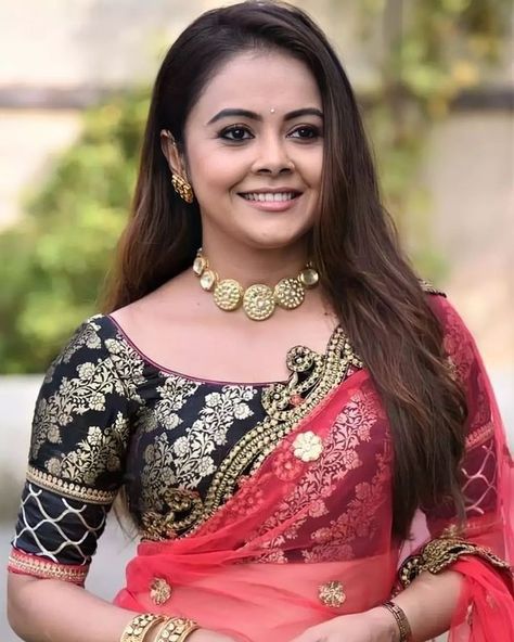 Devoleena Bhattacharjee ✨ on Instagram: “Smileeeee 😍♥️✨ #Devoleenabhattcharjee #devoleena #devo #devosquad #teamdevoleena #devotheomggirl #squaddevo #stylediva…” Devoleena Bhattacharjee, Kerala Wedding Saree, Girls Dresses Diy, Silk Saree Blouse Designs, Saree Designs Party Wear, Fancy Dress Design, Bollywood Girls, Saree Look