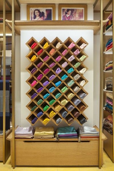 Tailor Shop Interior Design Ideas, Luxury Boutique Store, Boutique Store Design, Vintage Store Ideas, Luxury Retail Store, Interior Decoration Ideas, Wall Partition Design, Store Shelves Design, Boutique Lighting