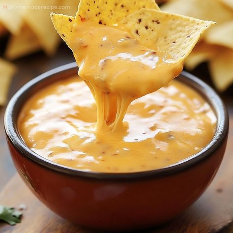 Learn how to create a smooth and flavorful Nacho Cheese Sauce that’s perfect for adding a cheesy touch to your snacks and meals. Lemon Eclair, Garlic Sauce For Pizza, Nacho Cheese Sauce Recipe, Best Homemade Salsa, Sauce For Pizza, Nachos Cheese Recipe, Homemade Nachos, Eclair Cake, Nacho Cheese Sauce