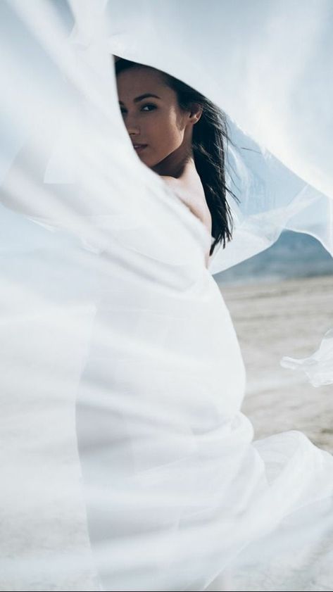 Tulle Photoshoot, Desert Photoshoot Ideas, Sand Dunes Photoshoot, Desert Photoshoot, Blowing In The Wind, White Sheet, Shotting Photo, Beach Photography Poses, Photoshoot Concept