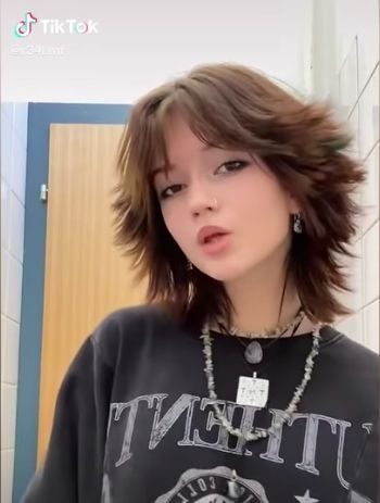 Short Emo Haircuts, Emo Girl Hair, Short Emo Hair, Grunge Haircut, Emo Haircuts, Hair For Round Face Shape, Cool Hair Designs, Emo Girl Hairstyles, Short Grunge Hair