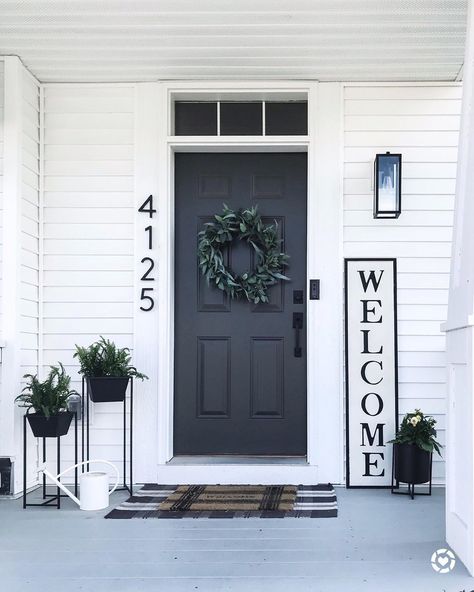 Creative Front Door, Modern Farmhouse Front Door, Spring Front Porch Decor, Front Door Ideas, House Front Porch, Outdoor Entryway, Farmhouse Front Door, Front Porch Design, Farmhouse Front