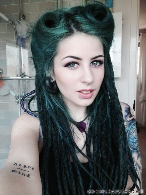 https://t.co/6lChEqObmn Gothic Hairstyle, Green Dreads, Dark Green Hair, Scene Girl, Gothic Hairstyles, Rainbow Hair Color, Teal Hair, Lashes Mascara, Pin Up Hair