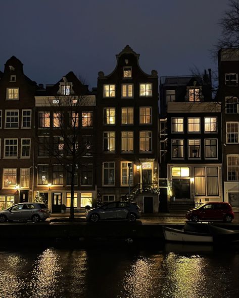 Amsterdam Houses Exterior, Amsterdam Dark Aesthetic, Amsterdam Night Life, Amsterdam Apartment Aesthetic, Amsterdam Aesthetic Night, Town Aesthetic Night, Amsterdam At Night, Amsterdam Home, Amsterdam Night