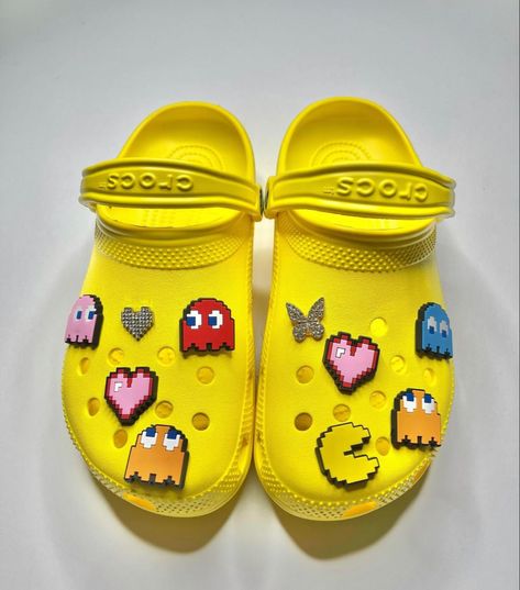 Crocs With Jibbitz Ideas, Yellow Crocs With Jibbitz, Crocs With Jibbitz, Cool Crocs, Yellow Crocs, Crocs With Charms, Blue Crocs, Crocs Outfit, Funny Shoes