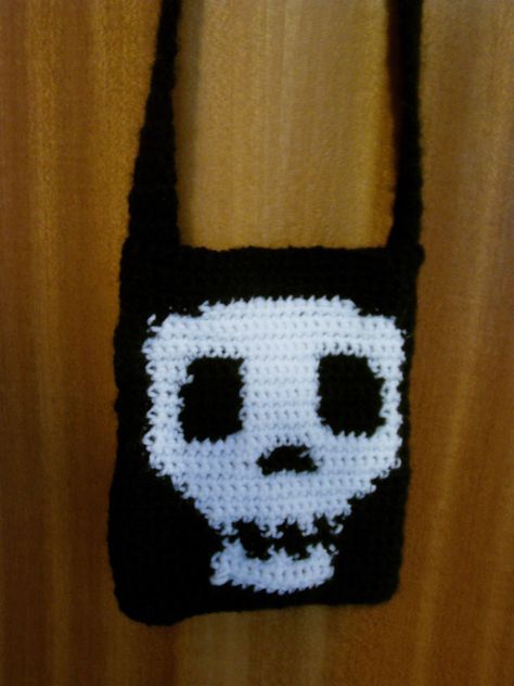 Crochet Skull Bag, Emo Crochet, Crochet Messenger Bag, Crochet Skull Patterns, Needle Crochet, Handbags Design, Crochet Skull, Easy Crochet Hat, Patterns Ideas