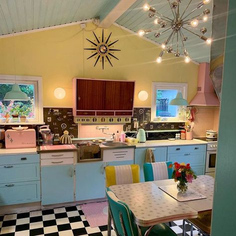 28 Retro Kitchens That Will Make You Want to Redecorate 1950’s Kitchen, 50s House, 50s Kitchen, 70s House, Retro Appliances, Retro Fridge, Retro Renovation, Pink Kitchen, Kitchen Diner