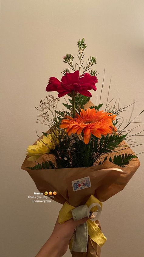 Caption For Gift From Boyfriend, Posting Flowers On Insta, Flowers For Boyfriend Ideas, National Gf Day Ig Story, Flower Quotes For Boyfriend, Flower Given By Boyfriend, Insta Story Ideas Flowers, Gift From Boyfriend Instagram Story, Photo Ideas With Flower Bouquet