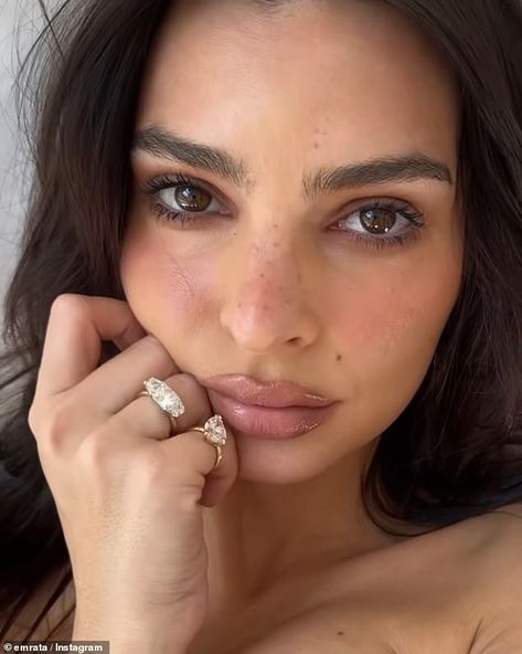 A couple of weeks ago, the mom of Sylvester, three, with her ex-husband Sebastian Bear-McClard, showed off two diamond rings on Instagram Emily Ratajkowski Makeup, Emily Ratawosky, Emrata Style, Dag Make Up, Elegantes Makeup, Mekap Mata, 20 Makeup, Date Night Makeup, Brown Trench Coat