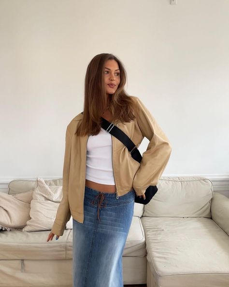 Sofia Boman Hair, Denim Skirt White Top, Beige Leather Jacket Outfit, Beige Jacket Outfit, Leather Jacket Outfit Fall, Long Black Skirt Outfit, Sofia Boman, Wardrobe Build, Womens Leather Jacket Outfit