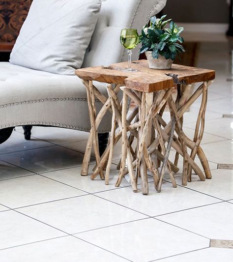 Diy Beach Wood Projects, Driftwood End Table, Wood Branch Decor Diy Projects, Driftwood Furniture Ideas, Driftwood Candle Holders Diy, Plant Furniture, Takken Decor, Driftwood Furniture, Table Garden