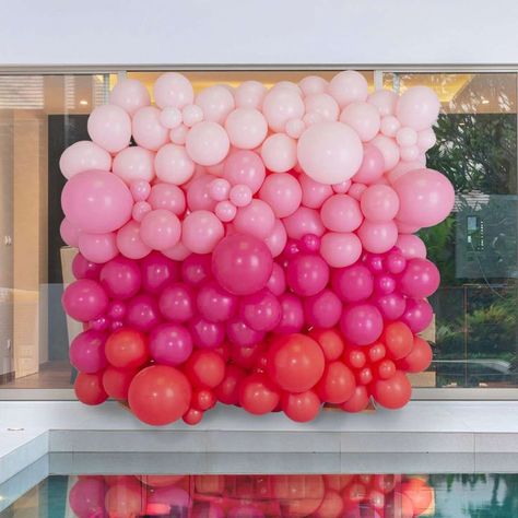 Valentine's Day Events, Balloon Walls, Elmo And Friends, Valentine Backdrop, 21st Bday Ideas, Bubblegum Balloons, Elmo Birthday Party, Valentine Picture, Valentines Balloons