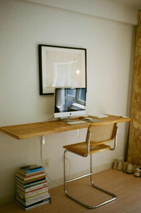 Desk Room Inspiration, Desk Studio Apartment, Corner Office Space In Bedroom, Desk Interior Design, Bedroom With Desk, Desk In Bedroom, Desk Apartment, Starter Apartment, Diy Desk Ideas