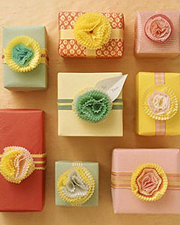 Simple & Cheap Gift Wrap Ideas - See Post!! Boyfriend Presents, Present Bow, Cupcake Liner Crafts, Cupcake Liner Flowers, Diy Wrapping, Wrapping Inspiration, Wrapped Presents, Kerajinan Diy, Presente Diy