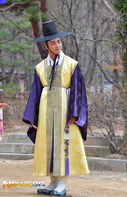 Korean Traditional Dress Men, Traditional Korean Clothing Men, Araling Panlipunan Design, Hanbok Men, Ancient Korean Clothing, Korea Traditional Clothes, Oc Style, Traditional Korean Clothing, Man Full Body