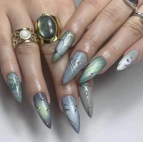 nail art inspo Elven Inspired Nails, Fantasy Nail Art Designs, Chrome Nails At Home, Fantasy Nail Art, Earthy Nails Acrylic, Earth Nails, Chrome Nail Colors, Chrome Nail Designs, Chrome Nails Designs