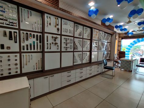 Handle Display Showroom, Hardware Shop Counter Design, Plywood Showroom Display, Hardware Store Design Display, Hardware Showroom Display, Hardware Shop Interior Design, Store Reference, Interior Shop Display, Store Counter Design