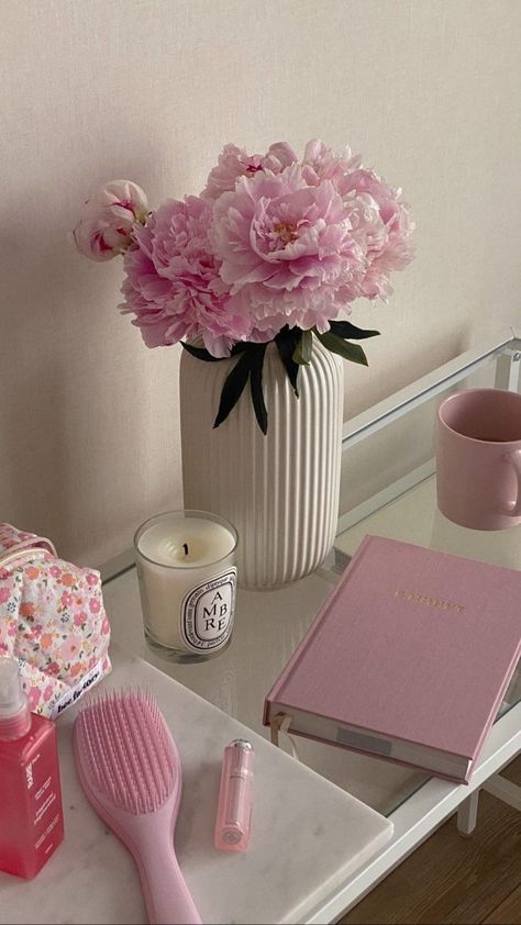 Image Girly, Pink Lifestyle, Deco Rose, Pink Life, Pink Girly Things, Pink Vibes, Pink Room, Room Makeover Inspiration, White Vases