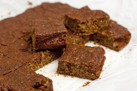 James Mackenzie shares his recipe for this classic Yorkshire ginger cake Yorkshire Recipes, Parkin Recipes, Hairy Bikers Recipes, Low Sugar Cakes, British Sweets, Berry Oatmeal, Whiskey Cake, Great British Chefs, Bakewell Tart