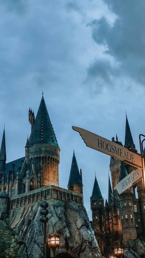 Hogwarts Universal Studios, Harry Potter Winter, Winter Wallpapers Aesthetic, Hp Wallpaper, Harry Potter Vibes, Harry Potter Phone, 2025 Aesthetic, Winter Wallpapers, Harry Potter Board