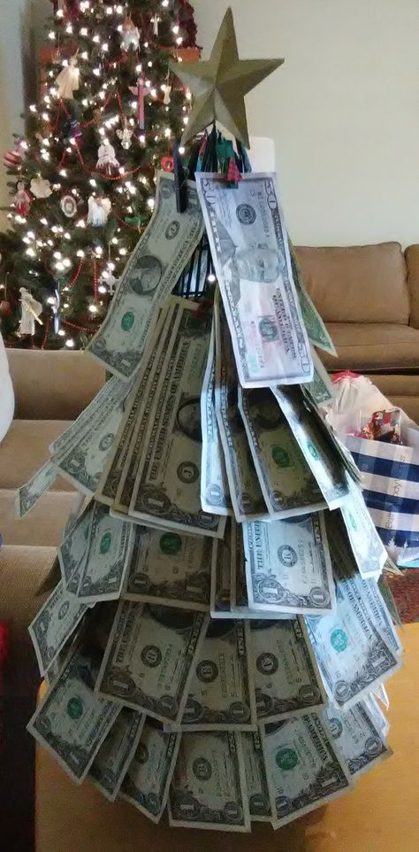 a wire Christmas tree decoration, baby size clothes pins, fake or real money pinned with clothes pins onto tree. Money Tree Ideas, Wire Christmas Tree, Money Gifts, Creative Money Gifts, Christmas Money, Money Tree, Money Trees, Fun Gifts, Real Money