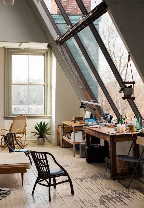 Attic Office, Studio Apartment Design, Art Studio Space, Attic Loft, Dream Studio, The Desk, Studio Space, Design Case, Apartment Design