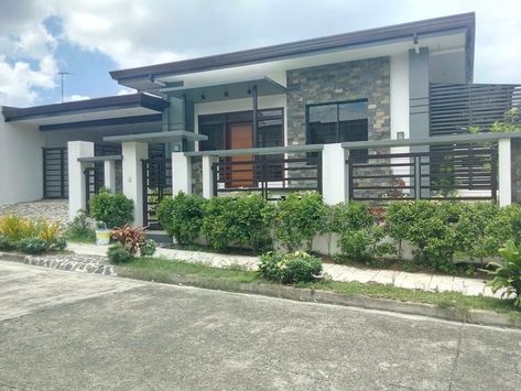 Dream House Modern House Philippines, Modern Roof Design, Modern Bungalow House Plans, Philippines House Design, Modern Bungalow Exterior, Modern Bungalow House Design, Philippine Houses, House Fence Design, Bungalow Exterior