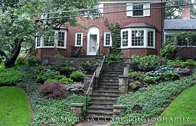 really pretty front garden for house on a steep hill with stone steps Sloped Front Yard, Landscaping On A Hill, Hillside Landscaping, Sloped Garden, Front Steps, Backyard Deck, Home Landscaping, Yard Design, A Hill