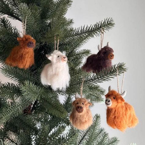 Camaryc Felt Highland Cow, Scottish Interiors, Highland Cow Christmas, Felting Animals, Christmas Highland Cow, Mobiles For Kids, Needle Felted Ornaments, Felted Christmas, Cow Ornaments