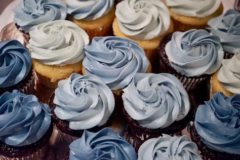 Dusty Blue Wedding Cake With Cupcakes, Shades Of Blue Cupcakes, Blue Desserts For Baby Shower Boys, Dusty Blue Wedding Cupcakes, Dusty Blue Dessert Table, Dark Blue Baby Shower Ideas, Blue Rainbow Baby Shower Ideas, Dusty Blue Baby Shower Cake, Baby Shower Foods For Boy