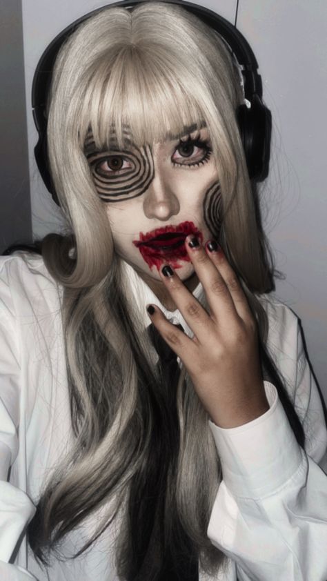 Brunette Horror Characters, Japanese Halloween Makeup, Tomie Halloween Costume, Tomie Cosplay Outfit, Tomie Costume, Junji Ito Costume, Tomie Junji Ito Makeup, Makeup Ideas Alternative, Creepy Makeup Halloween