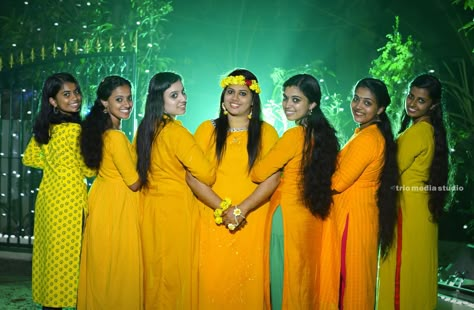 Haldi Pose Grup, Haldi Group Photos Bride, Haldi Bride Poses With Sister, Haldi Ceremony Group Photos, Haldi Ceremony Stills, Haldi Poses With Sister, Bride Mangala Snanam Stills, Haldi Poj Girl, Mehndi Poses Photography With Friends