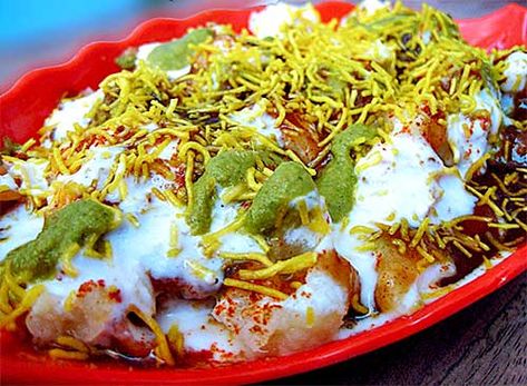 Delicious Papdi Chaat Recipe from Indian Cuisine. Aloo Masala Recipe, Papri Chaat Recipe, Papdi Chaat Recipe, Beats Recipe, Aloo Masala, South Indian Snacks, Bangladeshi Food, Puri Recipes, Samosa Recipe