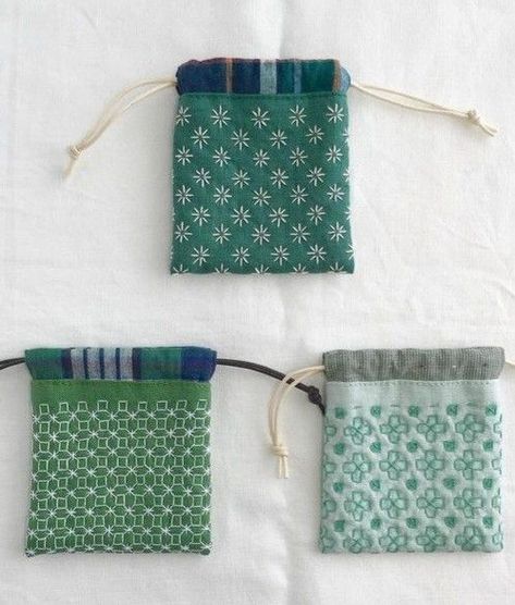 Sashiko Pouch, Sashiko Tutorial, Embroidery Sashiko, Boro Stitching, Sashiko Pattern, Japanese Patchwork, Japanese Quilts, Sashiko Embroidery, Small Sewing Projects