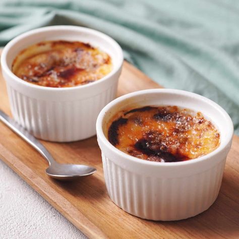 Air Fryer Crème Brûlée | by AirFryerRecipes.com Homemade Creme Brulee, Creme Brulee Recipe Easy, Culinary Torch, Recipe Air Fryer, Classic French Desserts, Creme Brulee Recipe, Brulee Recipe, Baked Custard, Air Fry Recipes