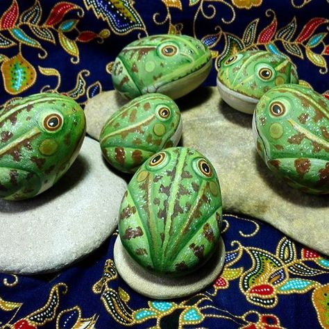 Painted Frog, Frog Rock, Animals Painting, Painted Rock Animals, Painted Rocks Kids, Rock And Pebbles, Rock Painting Ideas Easy, Frog Art, Painting Rocks