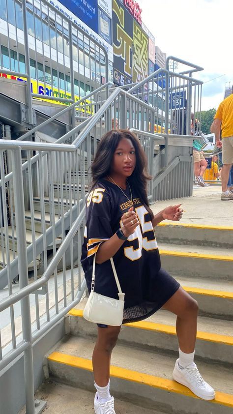 Football Jersey Dress, Jersey Dress Outfit, Football Girlfriend, American Football Shirt, Dress And Sneakers Outfit, Football Jersey Outfit, Nba Outfit, Girls Black Dress, American Football Jersey