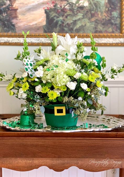 Happy St Patricks Day Birthday, Birthday With Flowers, St Patricks Day Birthday, St Patricks Decorations, Floral Design Classes, Mini Carnations, St Patricks Crafts, St Patrick's Day Decorations, St Patrick's Day Crafts