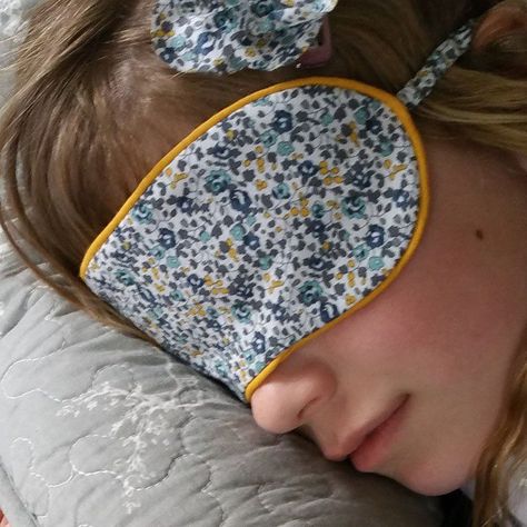 Confectionnez un joli masque de nuit en tissu Mask Making Tutorial, Diy Eye Mask, Diy Sleep Mask, Diy Textiles, Diy Sewing Clothes, Couture Sewing, Diy Couture, Unusual Gifts, Sleep Mask