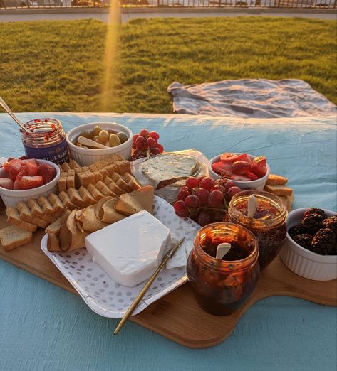 Beach charcuterie board sunset ☀️ Los Angeles Redondo Beach Park Beach Platter, Beach Charcuterie Board, Beach Charcuterie, Sunset Los Angeles, Picnic On The Beach, Beach Park, Redondo Beach, Beach Picnic, Charcuterie Board