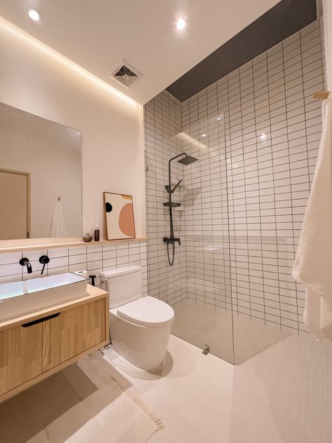 ห้องน้ํา Minimal Muji, Muji Bathroom, Muji House, Japanese Inspired Bedroom, Minimalist Small Bathrooms, Small Office Design Interior, Muji Home, Small House Design Exterior, Beautiful Rooms