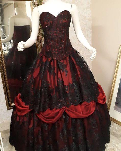 Emo Quinceanera Dresses, Goth Quinceanera Dress, Black And Burgundy Dress, Dark Red And Black Quinceanera Dresses, Red And Black Dama Dresses, Vampire Quince, Red And Black Sweet 16 Dresses, Red And Black Quinceanera, Emo Quinceanera