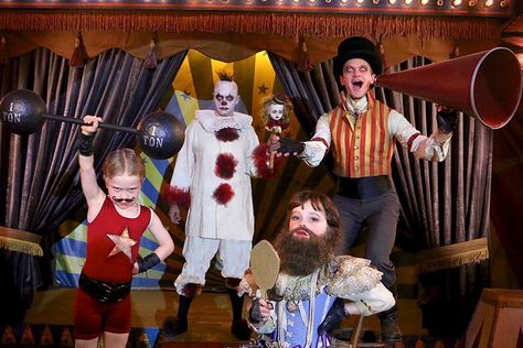 Neil Patrick Harris Just Unveiled His Family's 2017 Halloween Cosplay, And It's Even Better Than Last Year Neil Patrick Harris Family, David Burtka, Carnaval Costume, Celebrity Costumes, Neil Patrick, Spooky Stories, Celebrity Halloween Costumes, Neil Patrick Harris, Celebrity Families