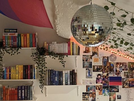 Box Room Bedroom Ideas Aesthetic, Mirrorball In Bedroom, Disco Balls In Bedroom, Mirrorball Bedroom, Mirrorball Room Decor, Fangirl Bedroom Aesthetic, Books Room Aesthetic, Mirrorball Decor, Book Bedroom Aesthetic