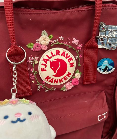 kanken | embroidery | backpack decor | aesthetic Kanken Decoration, Kanken Backpack Aesthetic, Kanken Embroidery, Mochila Fjallraven Kanken, Backpack Aesthetic, Aesthetic Backpack, Decor Aesthetic, Kanken Backpack, Fjallraven Kanken