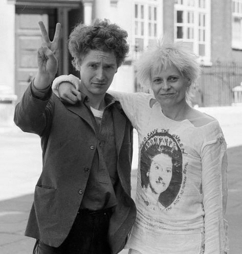 Vivienne Westwood Punk, Vivienne Westwood T Shirt, Vivienne Westwood Fashion, Steve Jones, 70s Punk, Punk Movement, Mode Hippie, Teddy Boys, Punk Scene