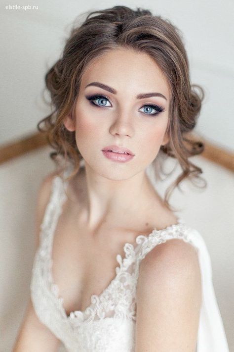 amazing bridal makeup together with gorgeous wedding hairstyles Make Up Sposa, Summer Wedding Makeup, Sanggul Modern, Gorgeous Wedding Makeup, Kadeřnické Trendy, Makeup Pengantin, Flot Makeup, Makeup Tip, Wedding Makeup Tips