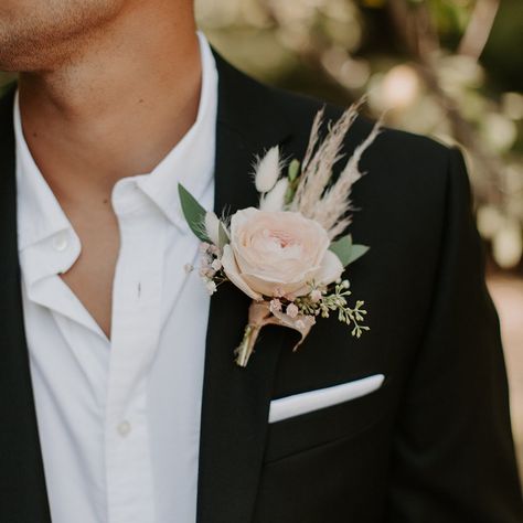 Floral  Design Team on Instagram: “We love the pampas grass trend. It adds movement and personality to each design! Happy wedding weekend friends!  Event coordinators ||…” Grass Wedding, Corsage Prom, Boutonniere Wedding, Wedding Mood, Wedding Weekend, Bride Bouquets, Happy Wedding, Bridal Flowers, Groom And Groomsmen