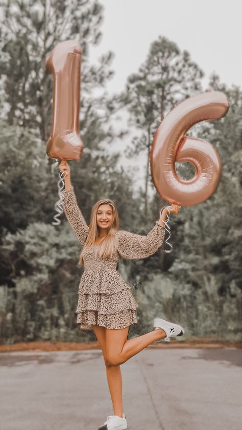 Ballon Pictures Birthday, Poses With Birthday Balloons, Birthday Picture Ideas Instagram Outdoor, Photo Pose With Dress, Birthday Photoshoot In Nature, Girl Birthday Photoshooting Outdoor, Teen Birthday Photoshooting, Sweet 16 Photoshoot Outdoor, Cute Poses For Birthday Pictures