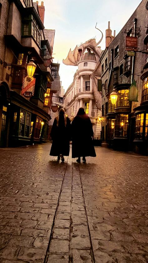 Friend Cosplay Picture Ideas - Harry Potter World Universal Diagon AlleyStudios Orlando Florida Universal Studios Orlando Harry Potter Pictures, Universal Studio Aesthetic, Universal Studio Pictures Ideas, Wizarding World Of Harry Potter Pictures, Harry Potter Orlando Universal Studios, Harry Potter Land Universal Orlando, Harry Potter World Photo Ideas, Universal Orlando Photo Ideas, Universal Orlando Aesthetic